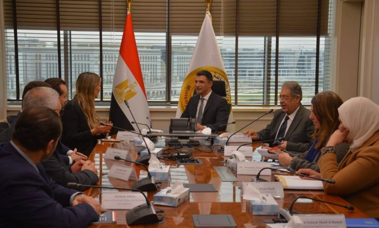 وزير-الصناعة-يستعرض-مع-“مرسيدس-بنز-إيجيبت”-فرص-توطين-صناعة-السيارات-وتعميق-المكون-المحلي