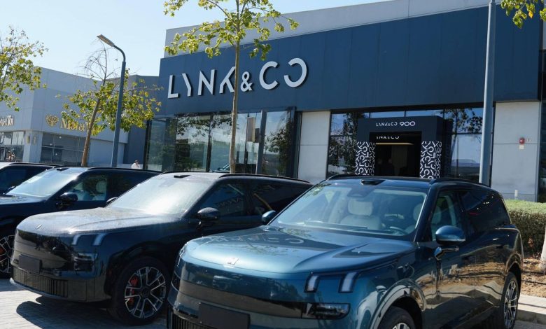 عز-العرب-تُسلم-الدفعة-الأولى-من-سیارات-lynk&co-900-الجديدة-كليًا